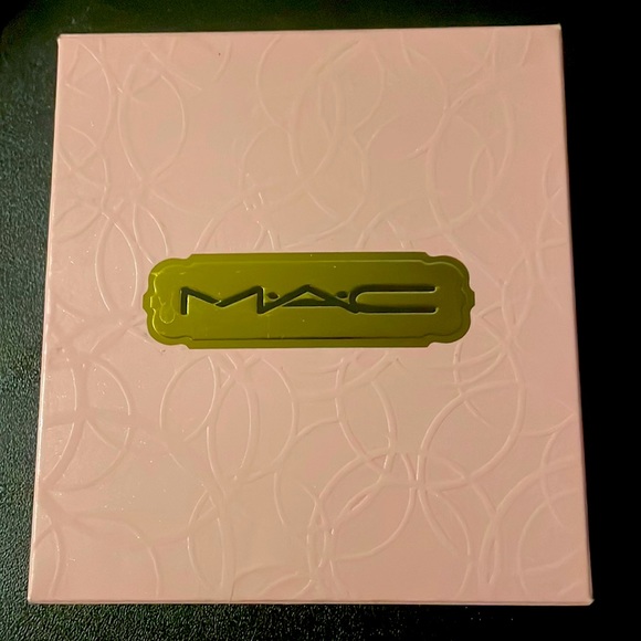 M.A.C palate pleaser - Picture 1 of 4